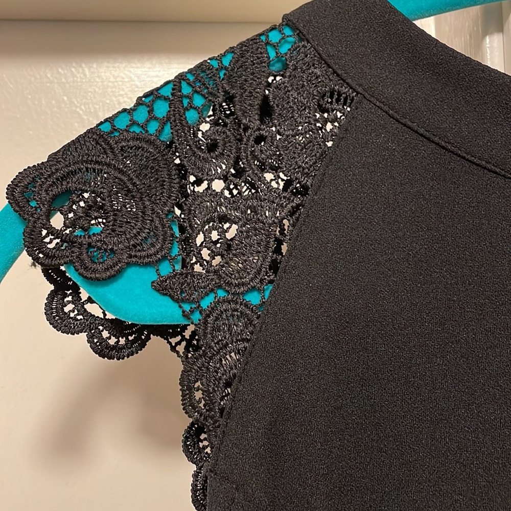 Little black Speechless dress with shoulder details - Picture 3 of 6